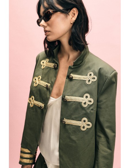 Kort overhemdjasje met decoratieve houtje-touwtjesluitingen, alstublieft