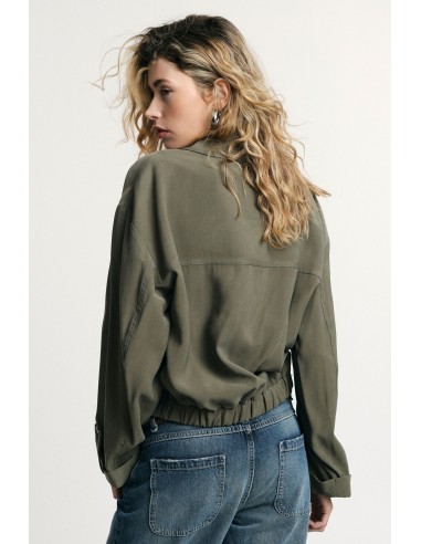 Chemise courte avec poches sur le devant et fermeture boutonnée Please