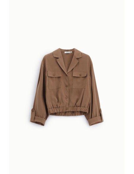Chemise courte avec poches sur le devant et fermeture boutonnée Please