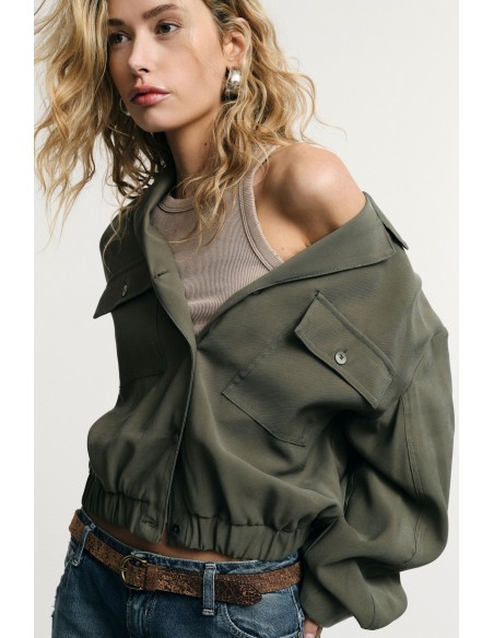 Chemise courte avec poches sur le devant et fermeture boutonnée Please
