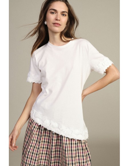 T-shirt à manches courtes avec bord asymétrique et dentelle Dixie