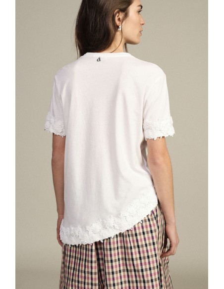 T-shirt à manches courtes avec bord asymétrique et dentelle Dixie