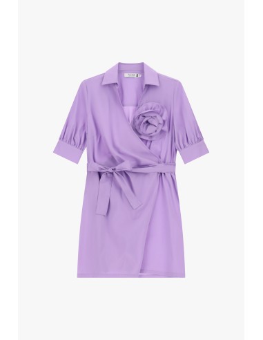 Robe courte croisée avec ceinture et fleur s'il vous plaît