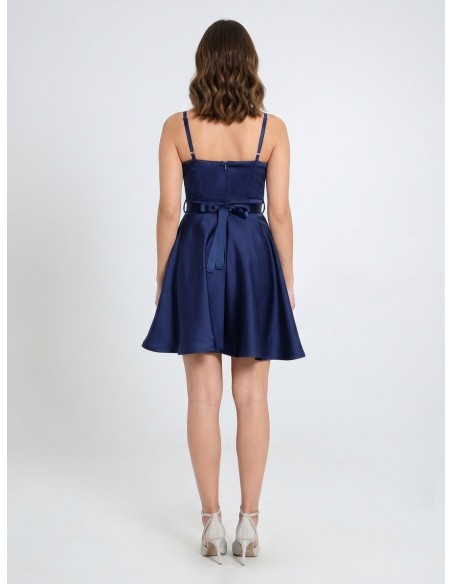 Robe courte en satin avec ceinture assortie et strass Rinascimento