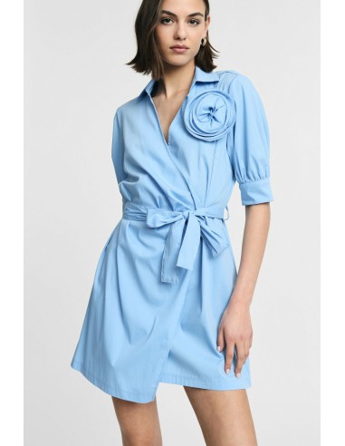 Robe courte croisée avec ceinture et fleur Please