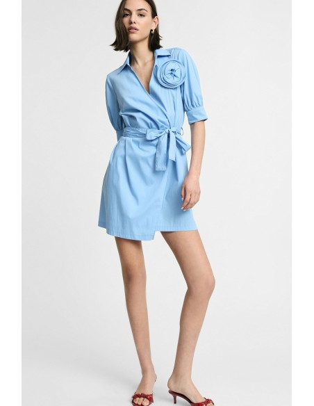 Robe courte croisée avec ceinture et fleur Please