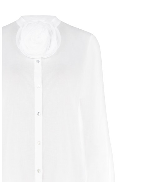 Losvallende blouse van semitransparant katoen met bloemenbroche en parelmoeren knopen Rinascimento
