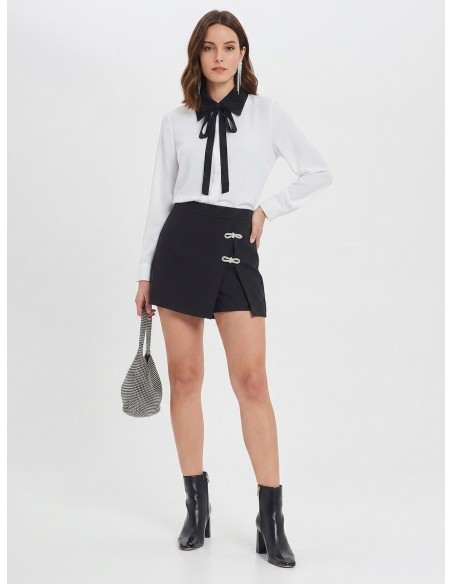 Jupe-short en tissu bistretch avec petits nœuds en strass Rinascimento