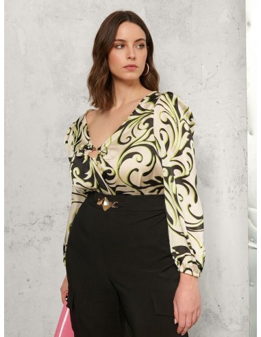 Getailleerde Curvy-blouse van bedrukte satijnstof met metalen ring aan de halslijn – Rinascimento Curvy