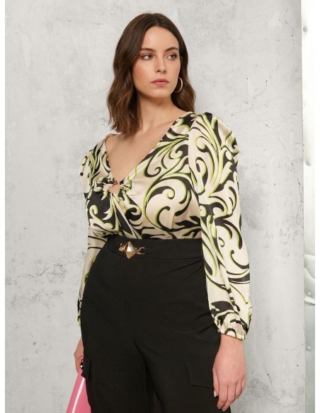 Blouse curvy cintrée en satin imprimé avec anneau métallique au décolleté Rinascimento Curvy