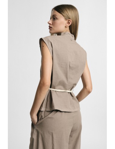 Mouwloze blouse met strikceintuur alstublieft