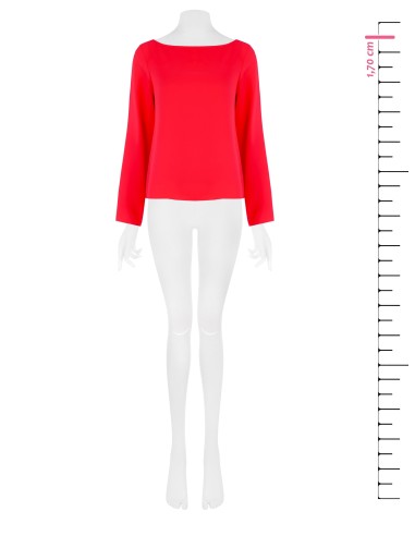 Getailleerde en soepelvallende blouse van mat satijn met boothals