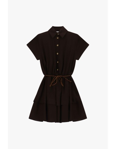 Robe courte boutonnée avec une fine ceinture à la taille