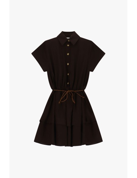 Robe courte boutonnée avec une fine ceinture à la taille