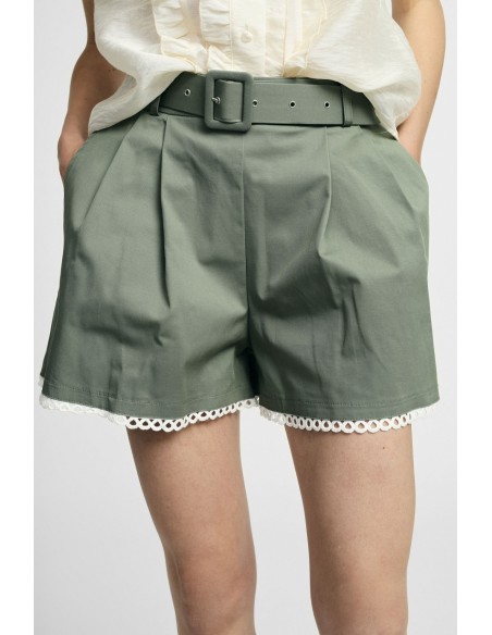 Regular-fit shorts met tailleband en geperforeerde zoom, alsjeblieft