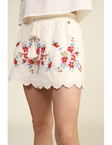Short à coupe régulière avec broderie florale et bordure ondulée Dixie