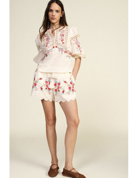 Short à coupe régulière avec broderie florale et bordure ondulée Dixie