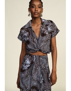 Cropped fantasietop met paisleyprint en knoopdetail aan de voorkant Dixie