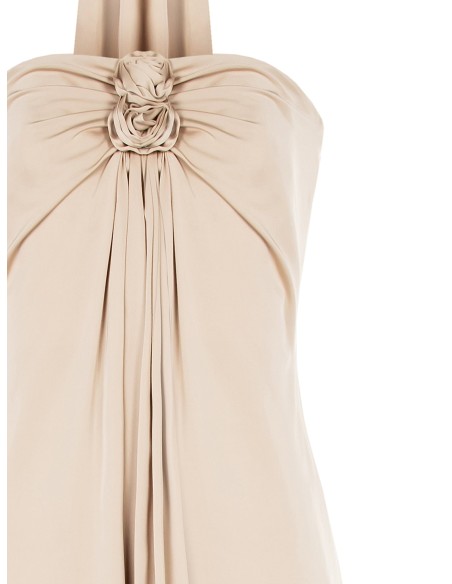 Robe longue ajustée avec une rose sur le décolleté et un petit foulard autour du cou, style Rinascimento