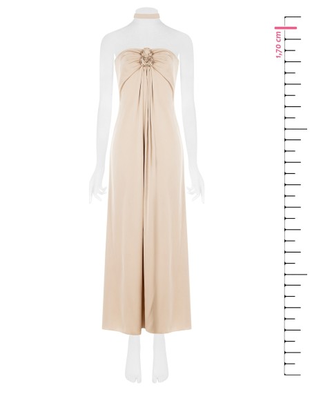 Robe longue ajustée avec une rose sur le décolleté et un petit foulard autour du cou, style Rinascimento