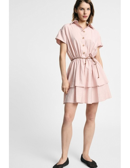 Robe courte boutonnée avec une fine ceinture à la taille