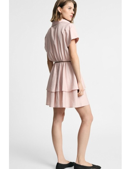 Robe courte boutonnée avec une fine ceinture à la taille