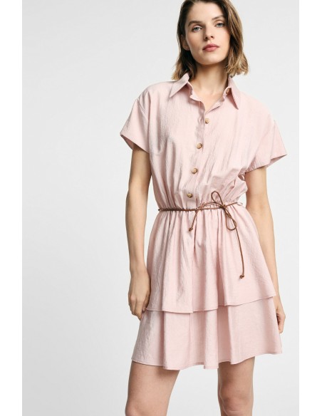 Robe courte boutonnée avec une fine ceinture à la taille