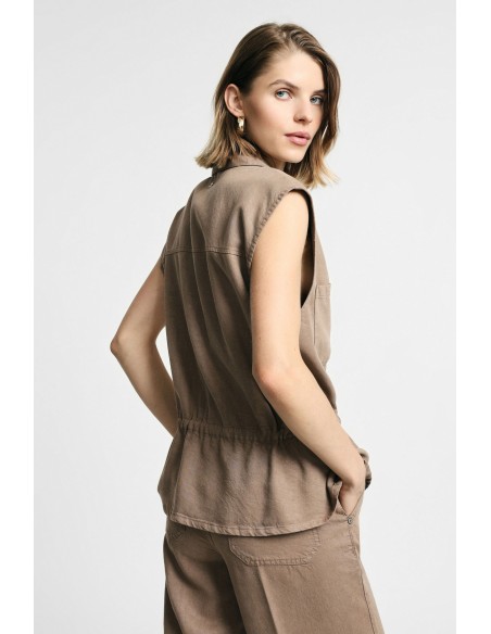 Gilet met opgestikte zakken en een taillekoord Please