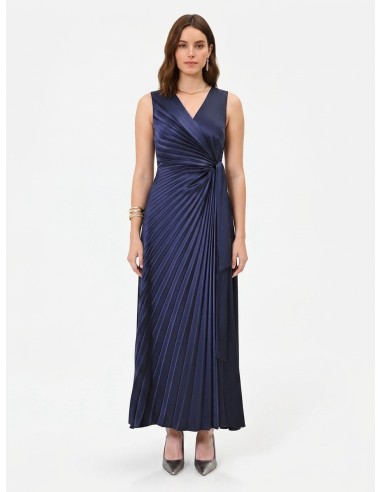 Robe longue en satin plissé avec décolleté en V croisé et noué à la taille, Rinascimento