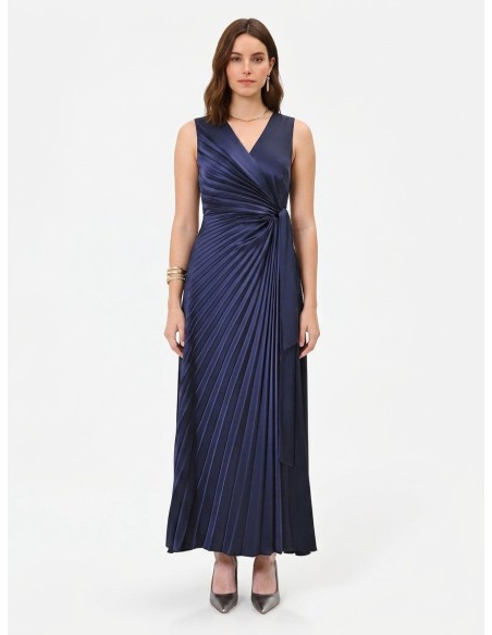 Robe longue en satin plissé avec décolleté en V croisé et noué à la taille, Rinascimento