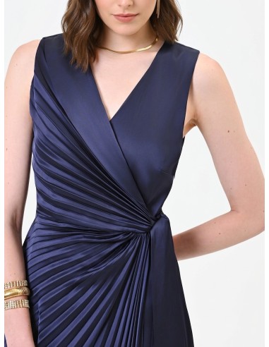 Robe longue en satin plissé avec décolleté en V croisé et noué à la taille, Rinascimento