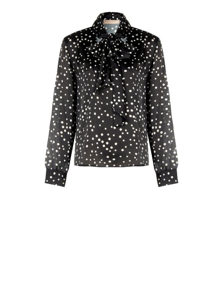 Ruimvallende, soepelvallende satijnen blouse met stippen, V-hals en strik Rinascimento