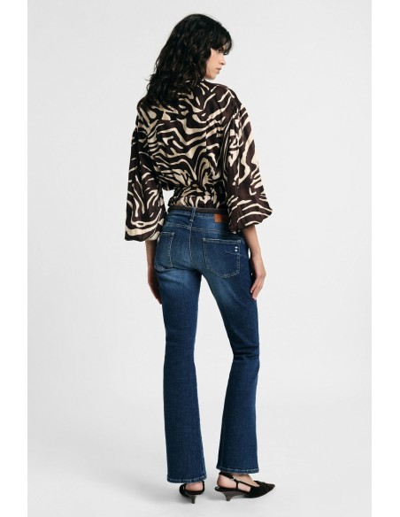 Jean coupe flare à bas large et coutures apparentes, s’il vous plaît