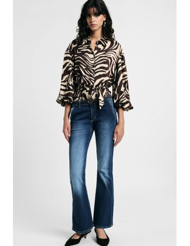 Jean coupe flare à bas large et coutures apparentes, s’il vous plaît