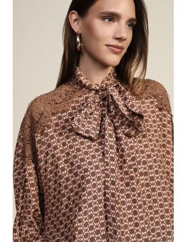 Dixie blouse met patroon, geborduurde inzetstukken en halsstrik