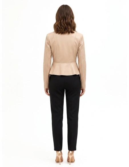 Veste péplum en similicuir avec motif à carreaux tressés et épaulettes Rinascimento