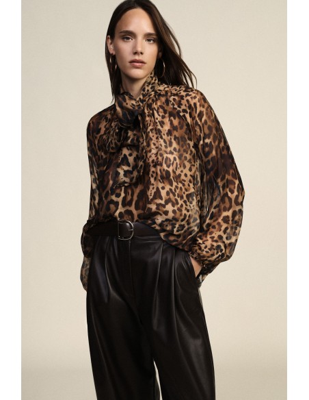 Wijde blouse met dierenprint en strik van Dixie