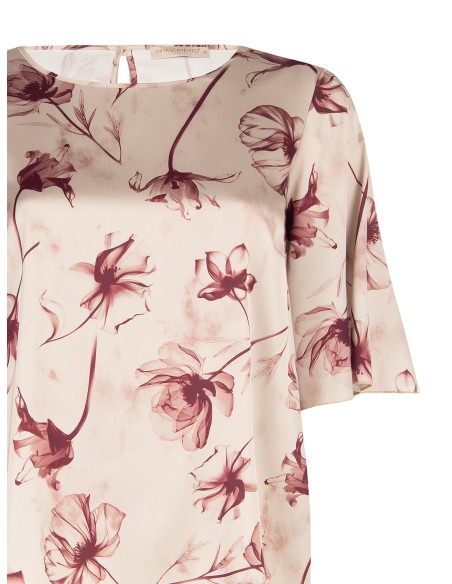 Curvy-blouse van satijn met grote vervaagde bloemen en korte mouwtjes – Rinascimento Curvy