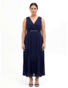 Lange curvy-jurk van geplisseerde georgette met kristallen in de taille en een overslaghals, Rinascimento Curvy