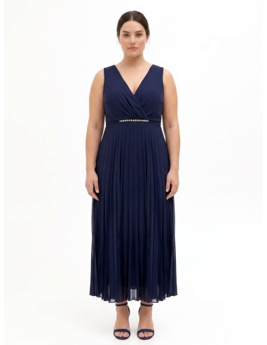 Robe longue grande taille en georgette plissée avec cristaux à la taille et décolleté cache-cœur Rinascimento Curvy