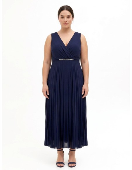 Robe longue grande taille en georgette plissée avec cristaux à la taille et décolleté cache-cœur Rinascimento Curvy