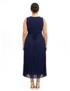 Robe longue grande taille en georgette plissée avec cristaux à la taille et décolleté cache-cœur Rinascimento Curvy 2