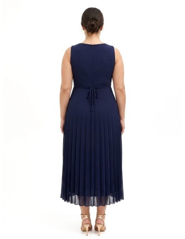 Robe longue grande taille en georgette plissée avec cristaux à la taille et décolleté cache-cœur Rinascimento Curvy