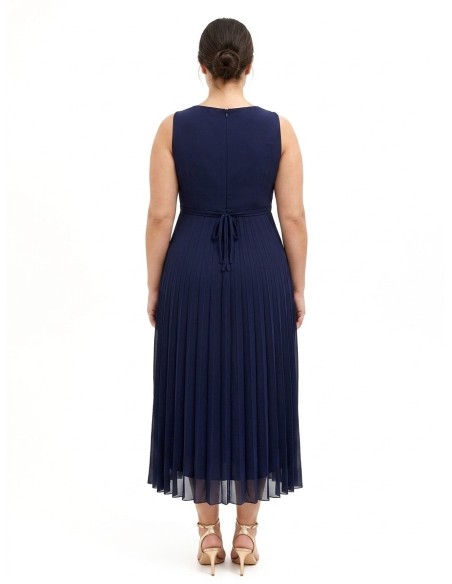 Lange curvy-jurk van geplisseerde georgette met kristallen in de taille en een overslaghals, Rinascimento Curvy