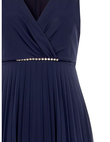 Robe longue grande taille en georgette plissée avec cristaux à la taille et décolleté cache-cœur Rinascimento Curvy