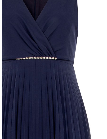 Robe longue grande taille en georgette plissée avec cristaux à la taille et décolleté cache-cœur Rinascimento Curvy
