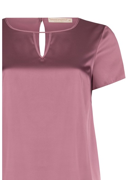 Curvy-blouse van soepel satijn met dubbele druppelvormige uitsparing – Rinascimento Curvy