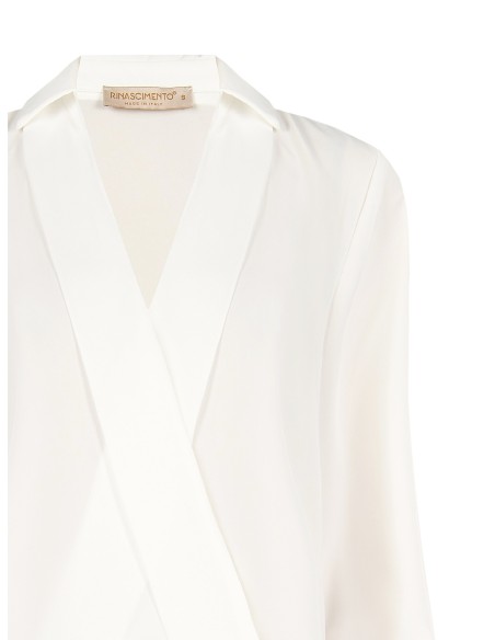 Vloeiende satijnen blouse met V-hals en kraag van Rinascimento