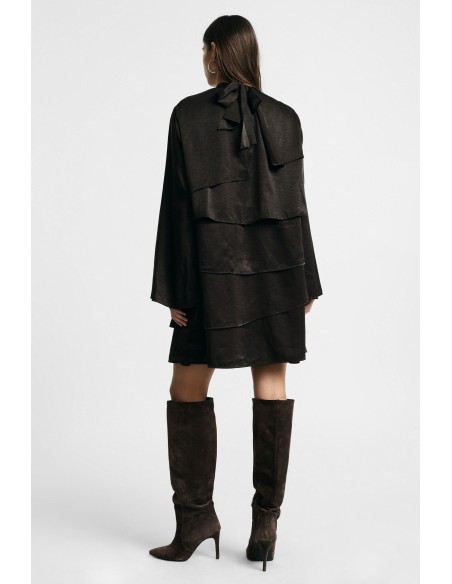 Robe courte à manches longues et volants s’il vous plaît