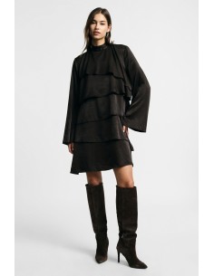 Robe courte à manches longues et volants s’il vous plaît